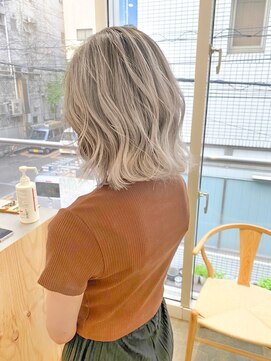 ミラ 新宿(MILA) シャドウルーツ/グラデーション/ホワイトベージュ/ボブ