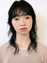 オーオ シカシカ(OOO YY) ウェットスタイリングで涼しげなウルフパーマ/レイヤーパーマ