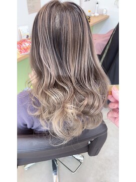 白髪を自然に馴染ませるシャドールーツ