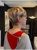 クールなハイトーンのショートヘア
