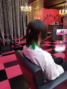 リミックス(REMIX by Love hair KING OF PRINCESS HAIR&EXTENTION) カット トリプルカラー 原色グリーン トリートメント