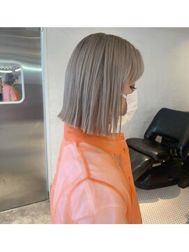 ホロ(hollo) 20代30代40代こなれ切りっぱなしボブホワイトベージュカラー