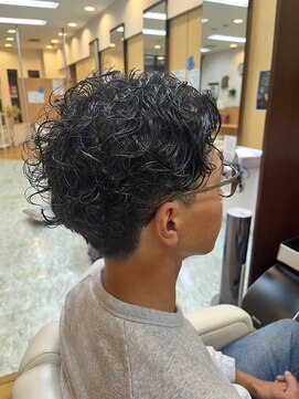 大人ヘア　メンズパーマ　刈り上げスタイル