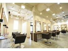 パプス ド コワフュール 宝塚南口(Pap's de coiffeur)の雰囲気(エリア最大規模の美容院♪広々とした店内でゆったりと過ごせる!!)