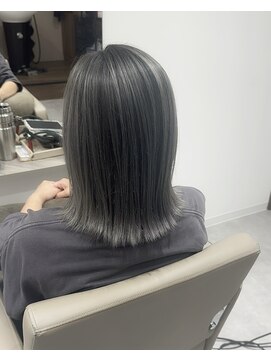 アムドット(Amu.) バレイヤージュケアブリーチダブルカラー切りっぱなしボブ外ハネ