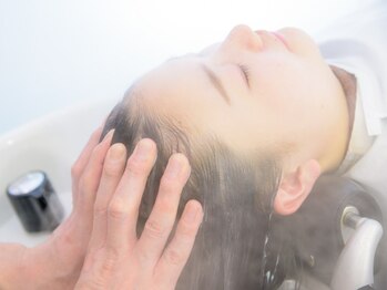 美容室ラトリエ コモ 新所沢店の写真/《髪の根本から美しく》毛先まで潤いのある美髪へ。あなたに合わせたトリートメントで理想の艶を。