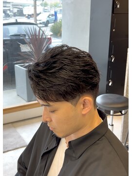 エッジ(EDGE) 毛流れフェザーパーマセンターパート刈り上げショートスタイル