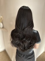 クム(QUMU)&nbsp;レイヤーカット×暗髪