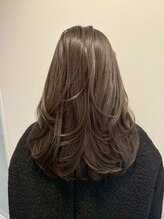 小顔効果抜群のミディアムレイヤースタイルで、正面からも横からも美しいフェイスラインを*[銀座]