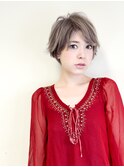 グレーアッシュベージュ外国人風ハーフモードショートヘア