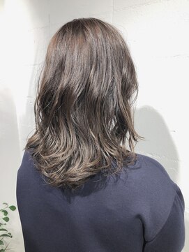 シェル 吉祥寺(shell) カーキアッシュで透明感!柔らかゆるスタイルで大人可愛い