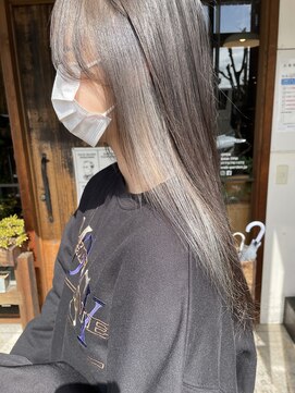 へアサロンアンドカフェガーデン(hair salon&cafe GARDEN) インナーカラー/イヤリングカラー/シルバーグレー