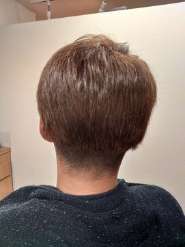 ヴェルデ シンバシ(VERDE SHINBASHI) 小顔補正立体カット シナモンベージュカラー ツーブロ フェード