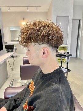 トラップヘアー メンズパーマスペインカールパーマフェイドカット