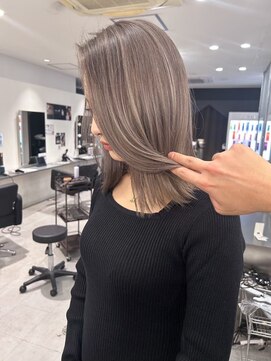 キング 高槻(K!ng) ハイライトカラーミルクティーベージュレイヤーカット