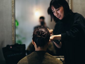 ボル(vol.)の写真/【女性目線での褒められstyle*】気さくな雰囲気が魅力のスタイリストがあなたらしさを惹きだします◇