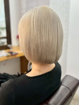 リコ 池袋東口店(Liko) ハイトーンベージュカラー ミニボブ ブリーチ 20代 艶髪