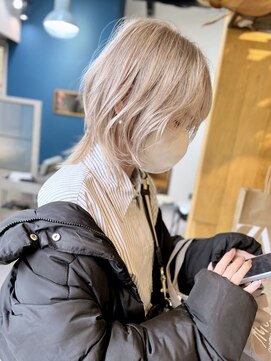 リノショアーズ 日本大通り店(RINOSHORES) 大人可愛いくびれミディアムブロンドペールホワイトベージュ20代