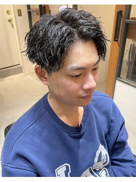 フリーク バーバーショップ 都島店(FREAK BARBER SHOP) 黒髪縦落ちツイストスパイラルパーマツーブロックセンターパート