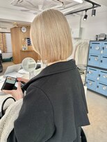 ヒビヲ 天神警固(HIBIO) ショートボブ切りっぱなしボブタッセルボブブリーチダブルカラー