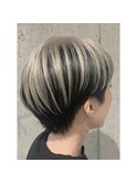 ブロンドセクションカラー×ショート