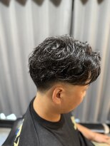 プラウド(PROUD)&nbsp;サイドパート七三分けワンカールパーマ/ビジネスフェード