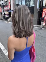 フォーク(FOLK)&nbsp;白髪ぼかしハイライト海外レイヤーボブアッシュグレージュ