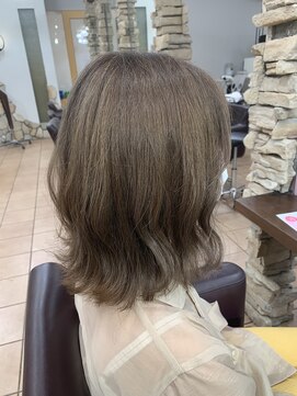 リー 甲子園(Lee) 外ハネ×ミディアム×グレージュ☆