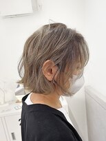 スイ(suiw)&nbsp;切りっぱなしボブ白髪ぼかしバレイヤージュ【suiw】昭和町