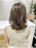 白髪ぼかしハイライトグレージュくびれミディアムレイヤーカット