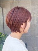 コーラルピンクの耳掛けショートボブ