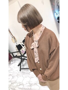 アマンドール(Aman D'or) 肌寒い季節に溶け込むミルクグレーとタンバルモリ