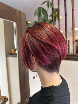 ヘアーズ はれるや(hair's) セクションカラーチェリーレッド束感ショートレイヤーボブ
