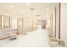 ナチュラルマリーク(Natural maleec)の雰囲気（白を基調とした広く明るい店内。席は広々としています◎）