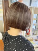 大人可愛ハイライトボブ白髪ぼかしアッシュグレー前下がりツヤ髪