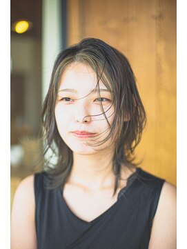 コモド(COMODO) フェイスフレームハイライトとバレイヤージュのミディウルフ