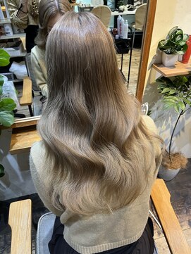 ヨンセンチメートルヒロサカ(4cm HIROSAKA) ハイトーンでも艶々