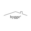 ヒュッゲプラス(hygge+)のお店ロゴ