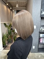 リタ(LITA) 透明感あふれる!ミルクティーベージュの艶ボブ