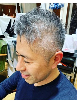 ヘアーメイクスリーク グレーヘアがセクシーです♪