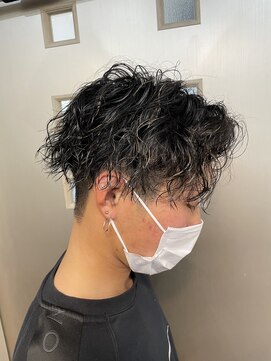 オンフリーク(ON FLEEK) 波巻きツイストスパイラルパーマツーブロック刈り上げマッシュ