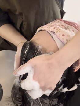 アパートメントヘアーの写真/頭皮を健康にして美髪へと導くヘッドスパが大人気！極上の癒しとヘアケアをご提供◎髪も心もリフレッシュ♪