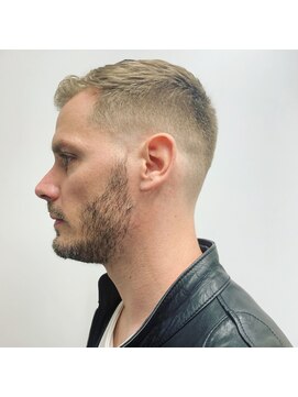 フランクスバーバー アンド ビアークラブ(FRANK'S BARBER and BEER CLUB) フェードカットかき上げサイドグラデーションスリークショート