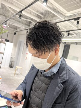 キートス(Kiitos) センターパート　縦落ちツイストスパイラル