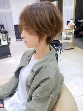 アンド ストーリーズ(&STORIES) 大人可愛い前髪ありひし形耳掛けマッシュショートボブ30代40代