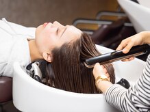 髪のコンプレックスを改善する為に、経験豊富な知識を持つスタイリストが最善な商材をご提案させて頂きます