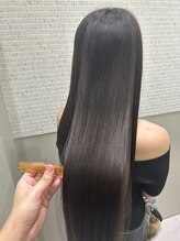 【スタイル例】うねりを取って、ボリュームダウン。後ろ姿まで綺麗なストレートロング 