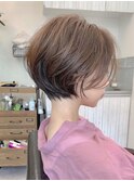 グレージュカラー斜めバング丸みショート
