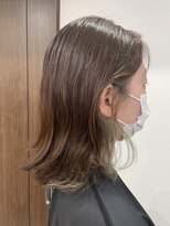 アリー(Ari-) ミディアムインナーカラー ホワイトシルバー