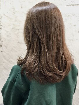 ペネロープ(Penelope) ［新宿］セミロングレイヤー/極細ハイライト/グレージュ